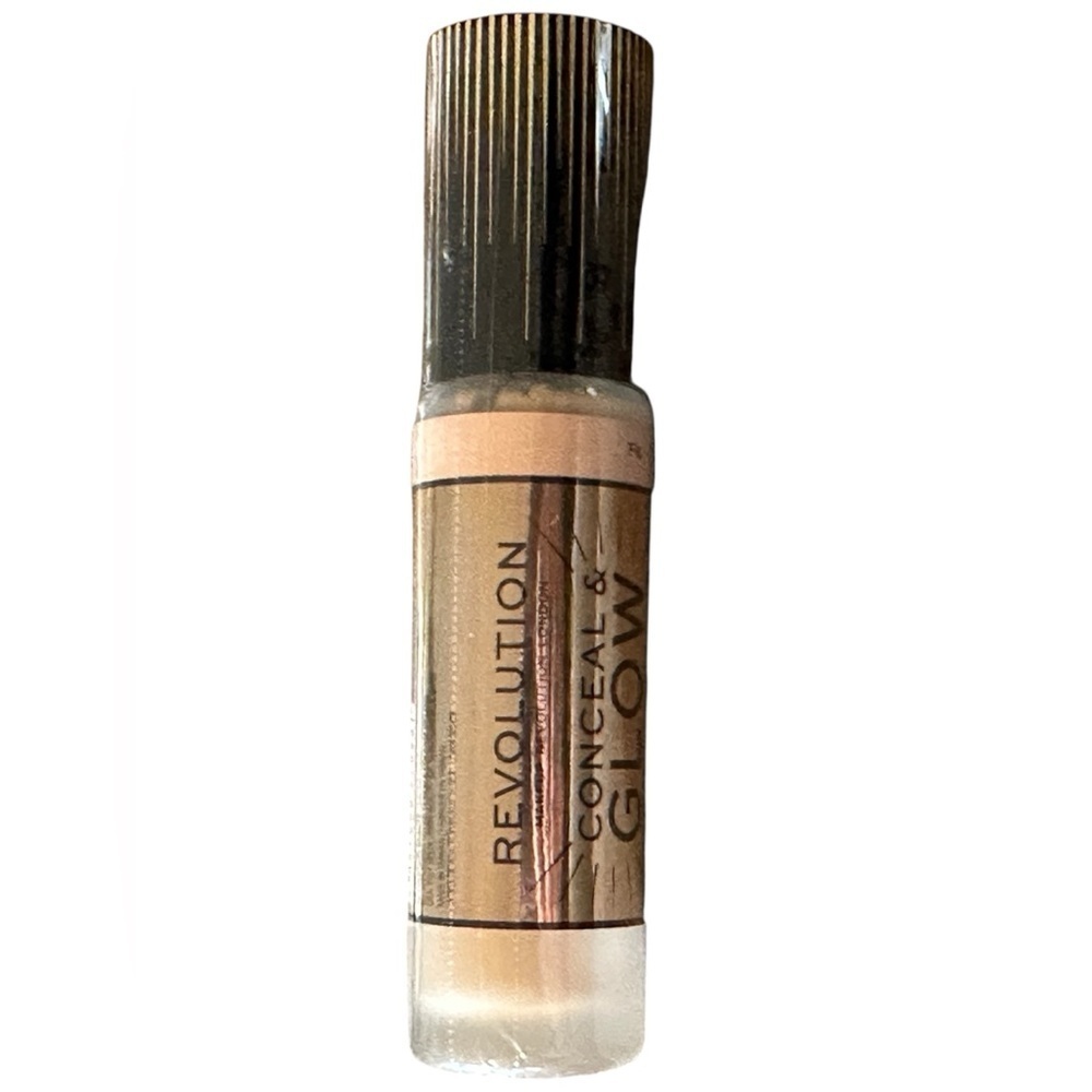 New Makeup Revolution Conceal & Glow Foundation.